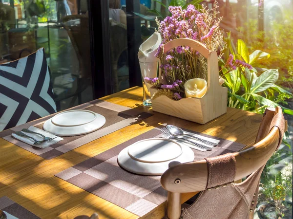 Mesa de comedor en restaurante con sol romántico — Foto de Stock