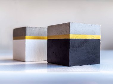 Modern metreküp beton saksı. Beton ev Aralık Şuradakilere boyalı