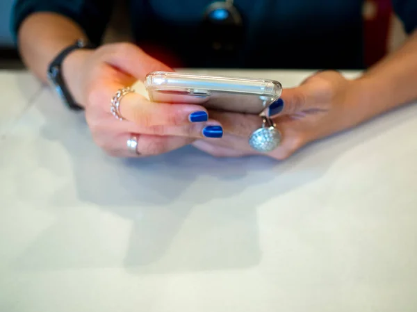Женская рука с помощью смартфона — стоковое фото