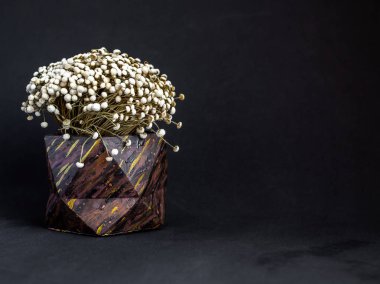 Kahverengi ahşap desen geometrik beton ekici vinta ile boyalı