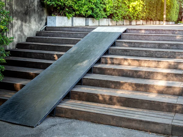 Escalera de madera de tablón al aire libre con rampa de silla de ruedas de madera — Foto de Stock