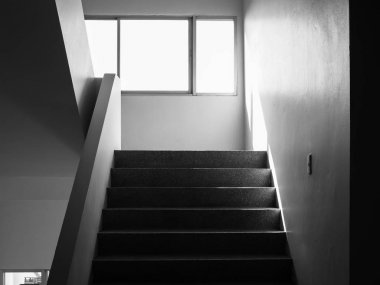 Binada karanlık gizemli merdivenler