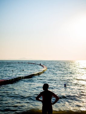 Gün batımında sahilde adam