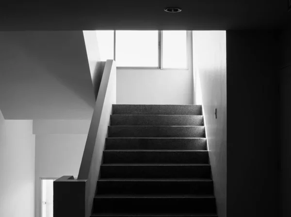 Escadas misteriosas escuras no edifício — Fotografia de Stock