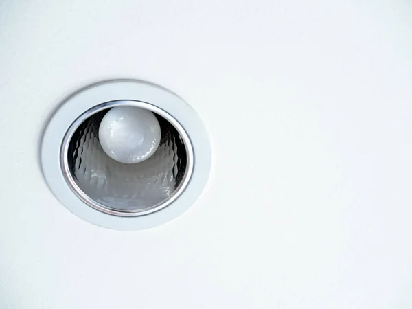 LEDシーリングライト。白い天井のbaの電球が付いているダウンライト — ストック写真