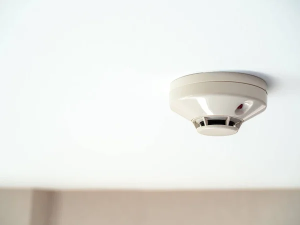 Smoke detector on white ceiling — Stok fotoğraf