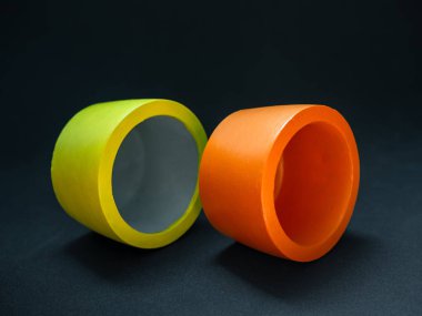 Güzel yuvarlak beton yetiştiricileri. Renkli boyalı beton tencere