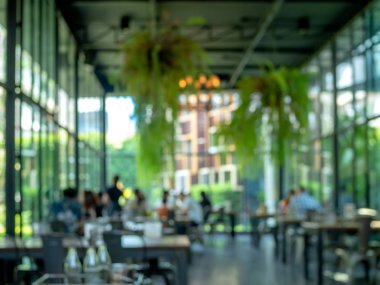 Restoran veya kafede soyut bulanık insanlar asmak ile süsleyin