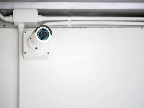 Câmera CCTV branca no fundo da parede branca — Fotografia de Stock