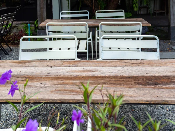 Antigua mesa de comedor de madera al aire libre en suelo de grava — Foto de Stock