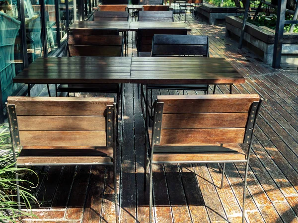 Sillas de madera y mesa de madera en suelo de madera — Foto de Stock