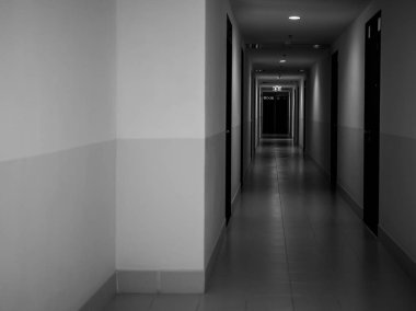Binada karanlık gizemli koridor