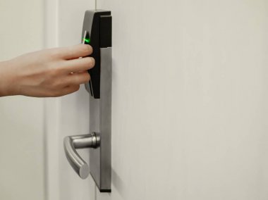 Beyaz açmak için elektronik kilidin önünde el tutma anahtar kartı 