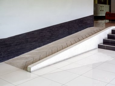 Destek tekerlekli sandalye engelliler için beton rampa yolu içinde 
