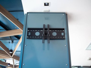 Mavi çelik sütun üzerinde siyah Tv duvar montaj