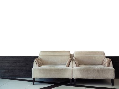 Siyah tuğla ve beyaz duvar backgrou üzerinde ikiz gri kadife kanepe yatak