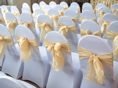 Altın kaburga ile dekore güzel beyaz ve temiz düğün koltukları