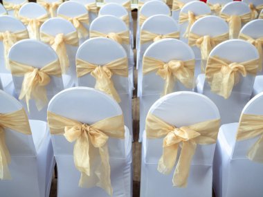 Altın kaburga ile dekore güzel beyaz ve temiz düğün koltukları
