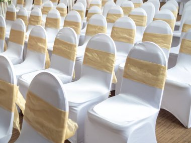 Altın kaburga ile dekore güzel beyaz ve temiz düğün koltukları