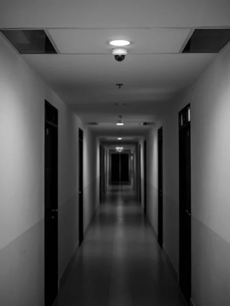 Corredor misterioso escuro no edifício — Fotografia de Stock