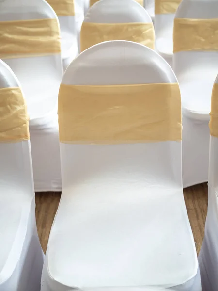골드 리브 장식 아름다운 흰색과 깨끗한 웨딩 의자 — 스톡 사진