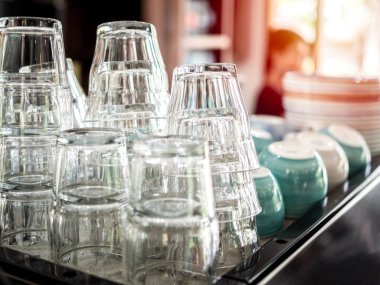 Kafede boş temiz şeffaf gözlük yığını