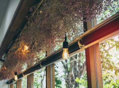 Vintage ampul cam pencere yakınında asılı