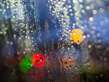 Bulanık yağmur renkli bokeh abs ile araba penceresidoku düşer