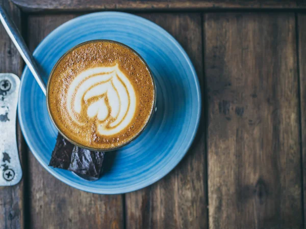 Piccolo Latte caffè guarnizione con arte floreale dal latte in piccolo — Foto Stock