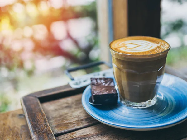 Piccolo Latte cobertura de café con el arte de las flores de la leche en pequeños —  Fotos de Stock