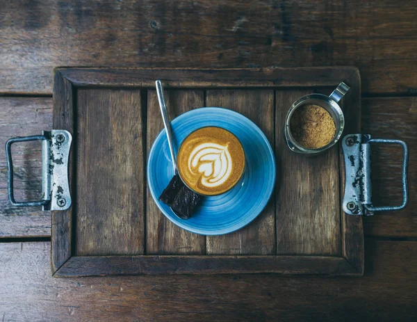 Piccolo Latte caffè guarnizione con arte floreale dal latte in piccolo — Foto Stock