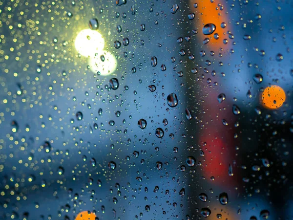 雨滴纹理在车窗与五颜六色的散景抽象巴 — 图库照片