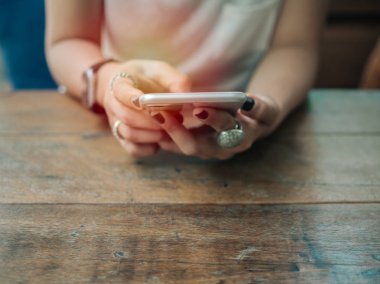 Akıllı telefon kullanan kadın eller.
