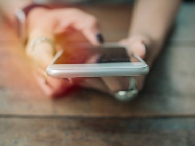 Akıllı telefon kullanan kadın eller.