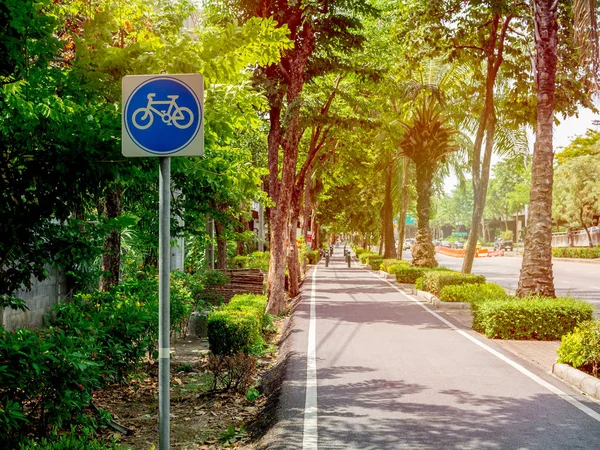 Sinal de ciclovia e ciclovia com jardim verde perto do st — Fotografia de Stock