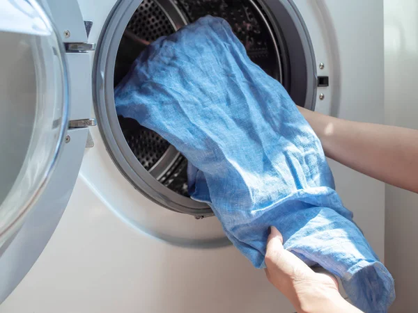 Női kézzel üzembe piszkos kék vászon inget mosógéppel. — Stock Fotó