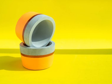 İki güzel boş turuncu boyalı beton yetiştiricileri. El yapımı c