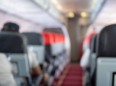 Uçakta ekonomi sınıfı kabin koltuklar arasında bulanık geçit