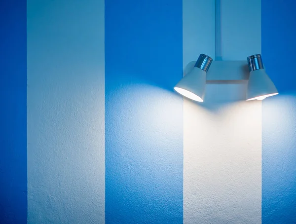 Wand lamp op witte en blauwe muur achtergrond — Stockfoto