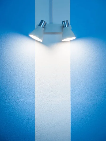 Λάμπα τοίχου σε λευκό και μπλε φόντο τοίχου — Φωτογραφία Αρχείου