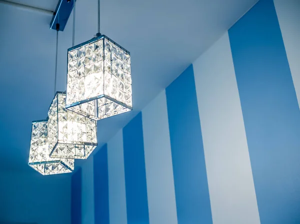Vintage plafond lamp op witte en blauwe muur achtergrond — Stockfoto