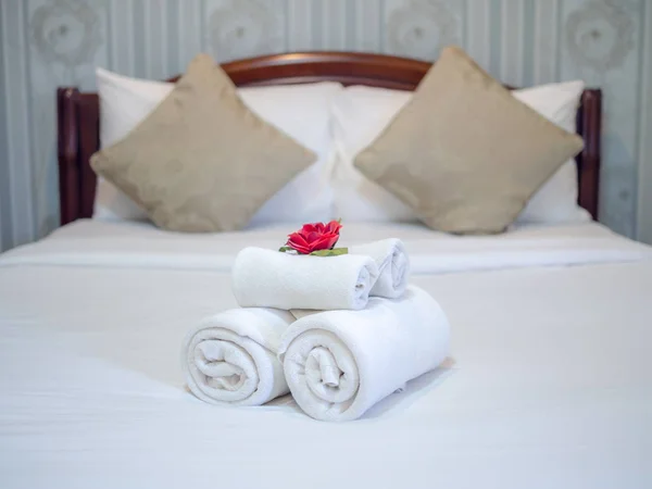 White towels decoration with red flower on white clean bed in ho — Stock Photo, Image