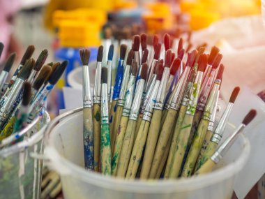 Sanatçı boya fırçaları. Plastik kova birçok sanatçı araçları.