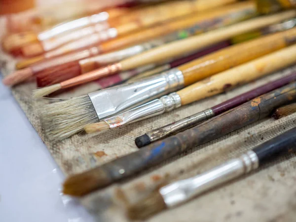 Conjunto de pinceles de artista. Primer plano muchas herramientas de artista en calico pai — Foto de Stock