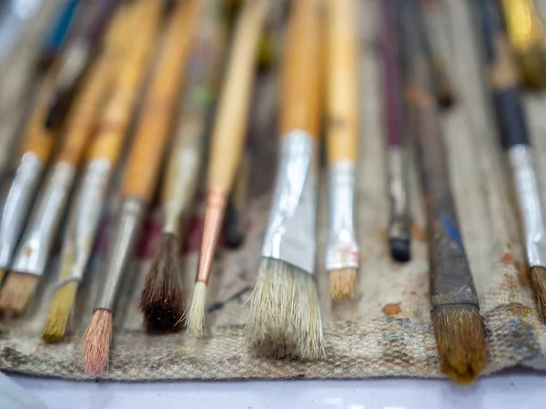 Conjunto de pincéis de artista. Close-up muitas ferramentas de artista em calico pai — Fotografia de Stock