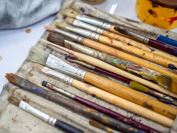 Conjunto de pincéis de artista. Close-up muitas ferramentas de artista em calico pai — Fotografia de Stock