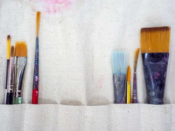 Pincéis de pintura de artista. Flat lay de muitas ferramentas de artista em calico pa — Fotografia de Stock