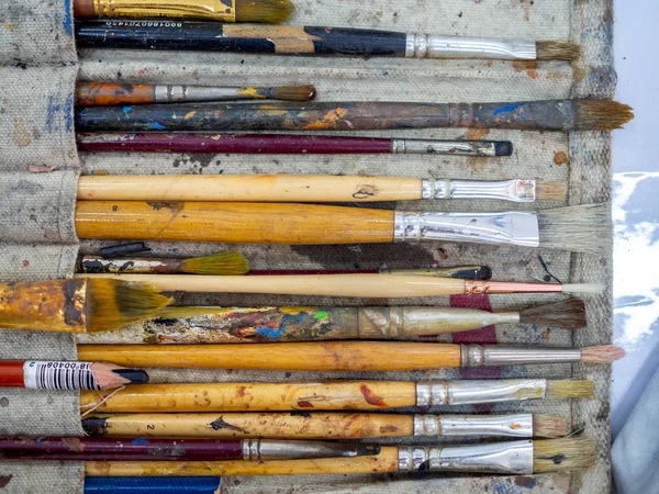 Conjunto de pincéis de artista. leigos planos de muitas ferramentas de artista no calico — Fotografia de Stock