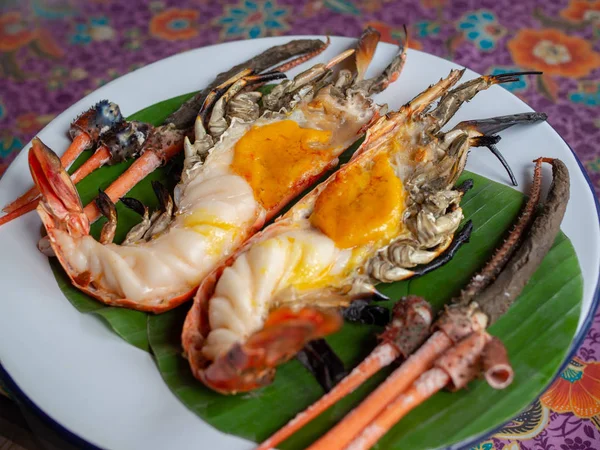 Camarones o langostinos gigantes asados a la parrilla sobre hoja de plátano verde — Foto de Stock