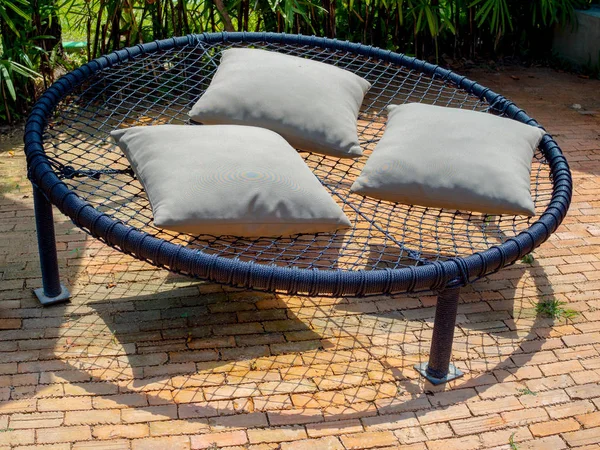黑色圆形麦克拉梅沙发床，用三个枕头在多根绳子上 — 图库照片